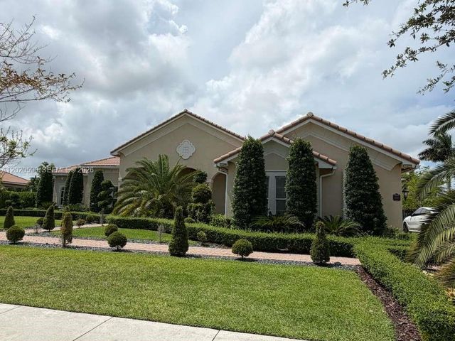 5703 N Sterling Ranch Dr, Davie, FL 33314