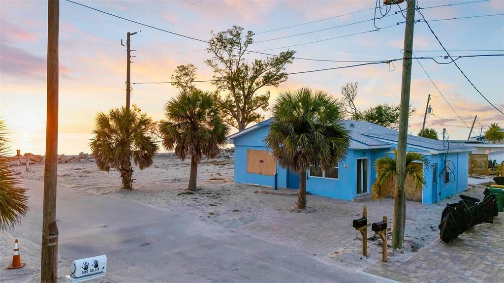 Image 3 of property listing at 40 SAND DOLLAR LANE, Englewood, FL 34223