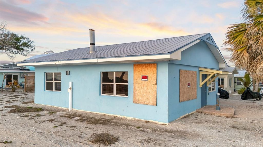 Image 25 of property listing at 40 SAND DOLLAR LANE, Englewood, FL 34223