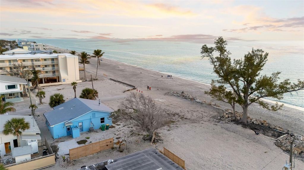 Image 5 of property listing at 40 SAND DOLLAR LANE, Englewood, FL 34223