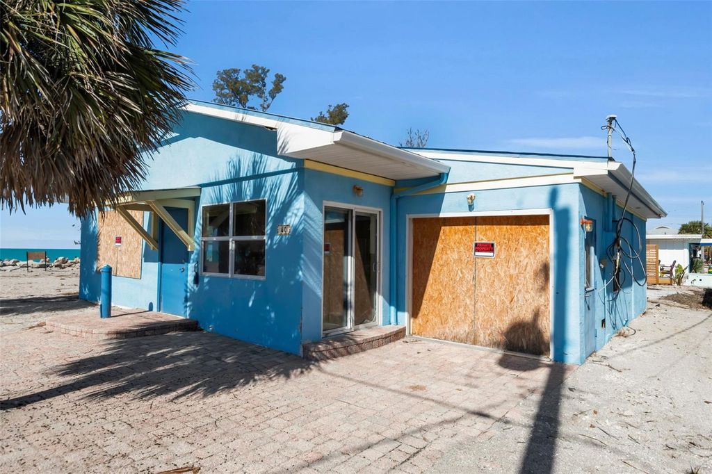 Image 6 of property listing at 40 SAND DOLLAR LANE, Englewood, FL 34223