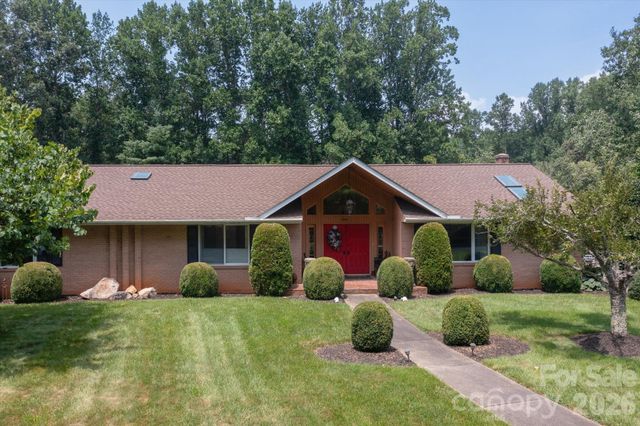 12 Highlander Lane, Hendersonville, NC 28792