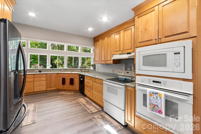 12 Highlander Lane, Hendersonville, NC 28792
