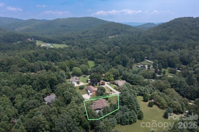 12 Highlander Lane, Hendersonville, NC 28792