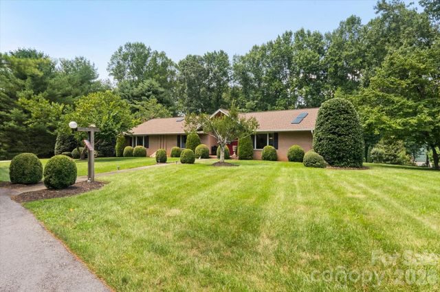 12 Highlander Lane, Hendersonville, NC 28792