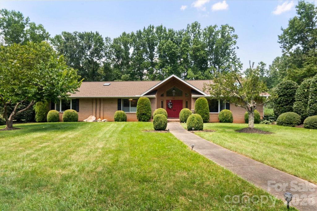 12 Highlander Lane, Hendersonville, NC 28792