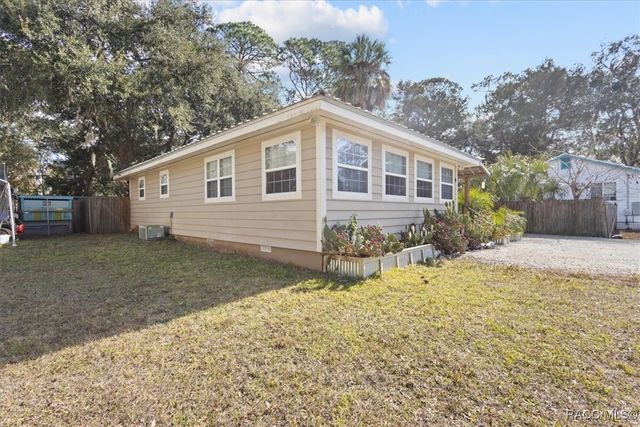 18 56th Street, Yankeetown, FL 34498