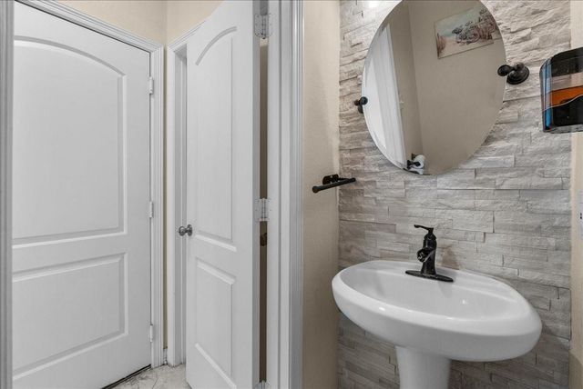 19007 Hikers Trail Drive, Humble, TX 77346