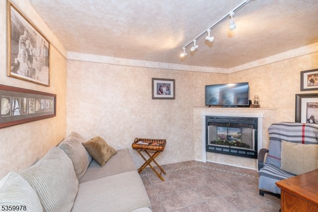 84 Brooklyn Rd, Stanhope Boro, NJ 07874