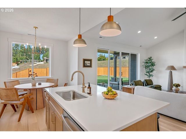 851 W Washington St, Carlton, OR 97111