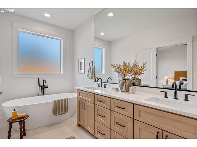 851 W Washington St, Carlton, OR 97111