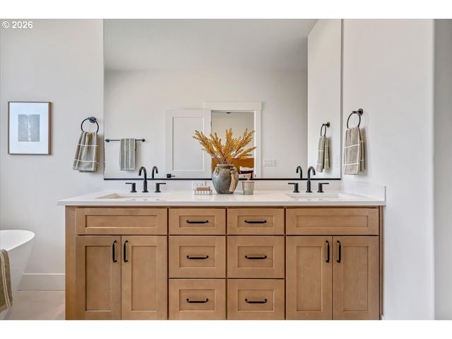 851 W Washington St, Carlton, OR 97111