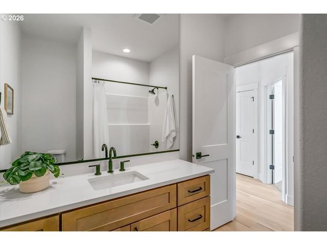 851 W Washington St, Carlton, OR 97111