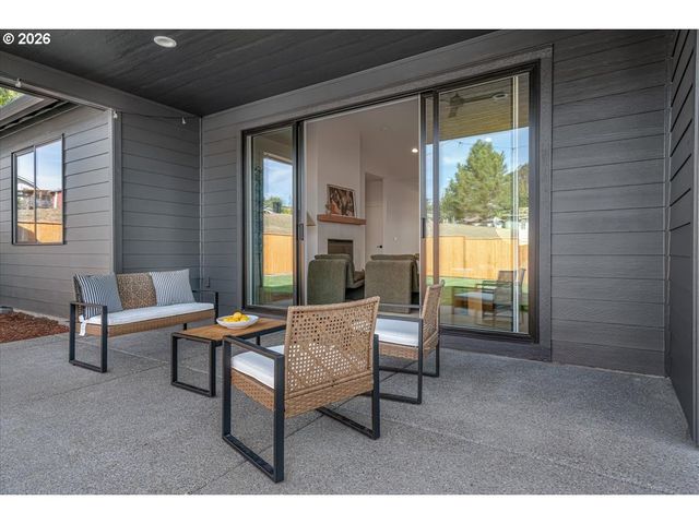 851 W Washington St, Carlton, OR 97111