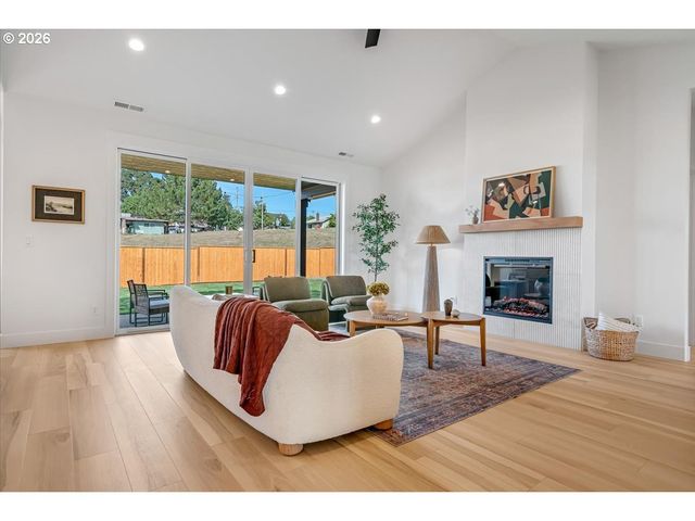 851 W Washington St, Carlton, OR 97111