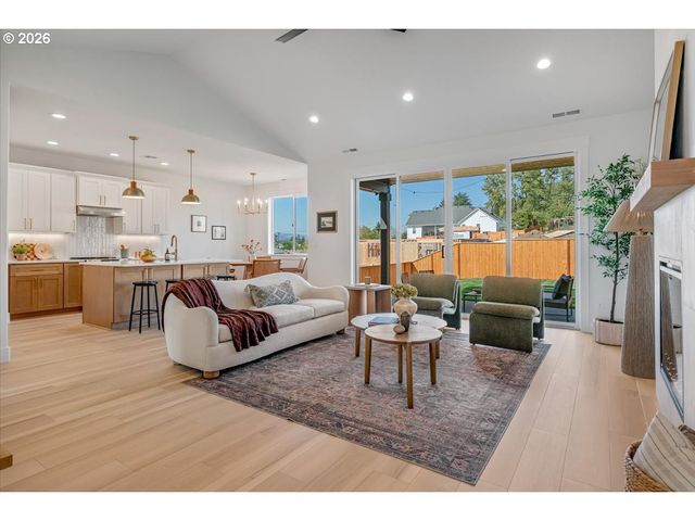 851 W Washington St, Carlton, OR 97111