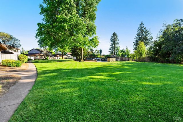 319 Algiers Ct, Santa Rosa, CA 95409