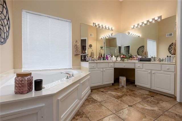 9208 N CAMPBELL Court, Kansas City, MO 64155