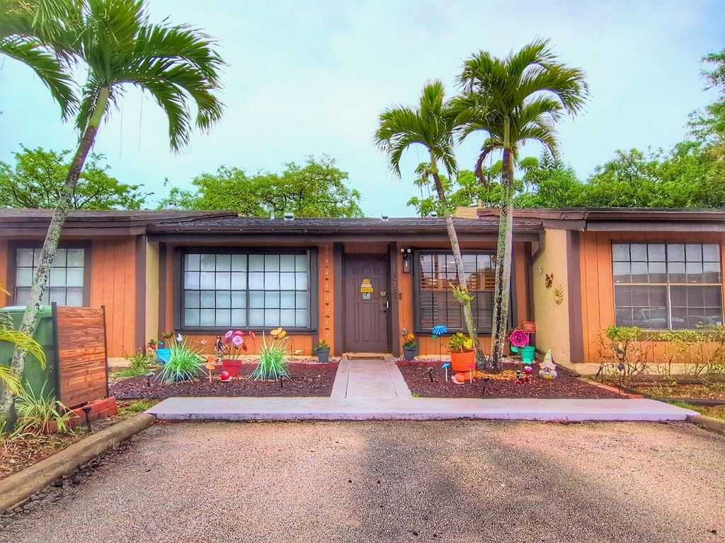 10180 E Cypress Court 10180, Pembroke Pines, FL 33026