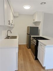 1820 N Edgemont 2, Los Angeles, CA 90027