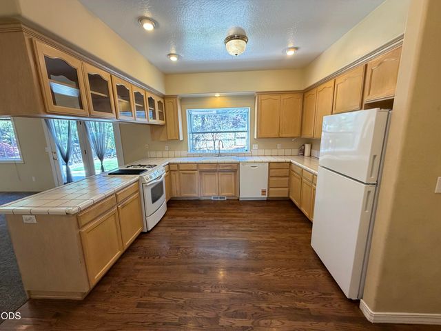 3223 Parkview Court, Medford, OR 97504