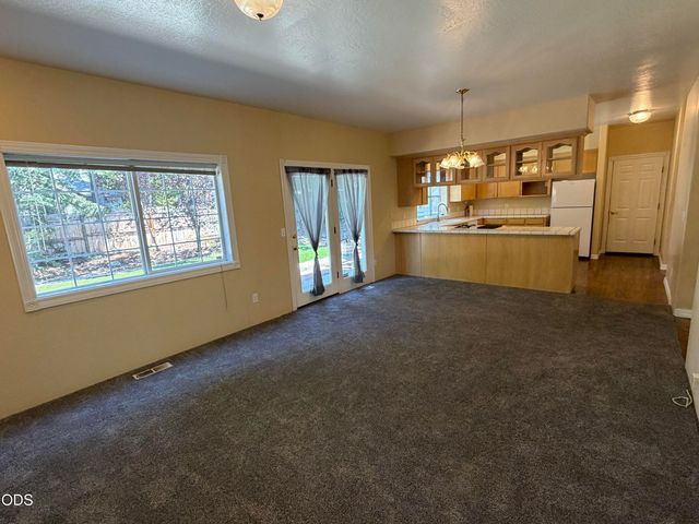 3223 Parkview Court, Medford, OR 97504