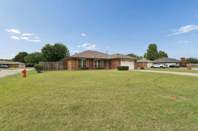 1313 Fairfax Court, Yukon, OK 73099