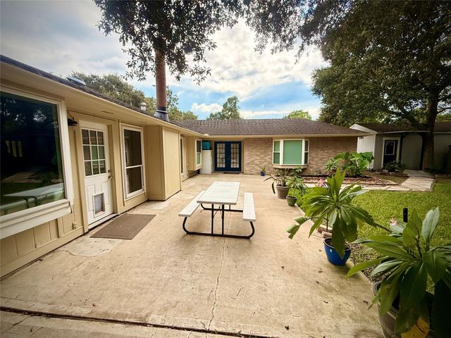 1309 Piney Woods Drive, Friendswood, TX 77546