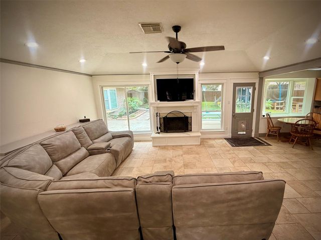 1309 Piney Woods Drive, Friendswood, TX 77546