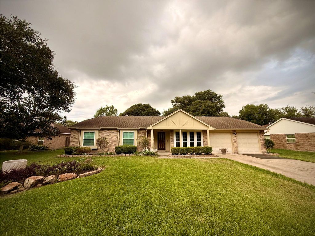 1309 Piney Woods Drive, Friendswood, TX 77546