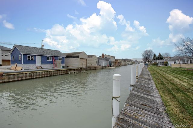 46070 EDGEWATER Drive, Chesterfield Twp, MI 48047