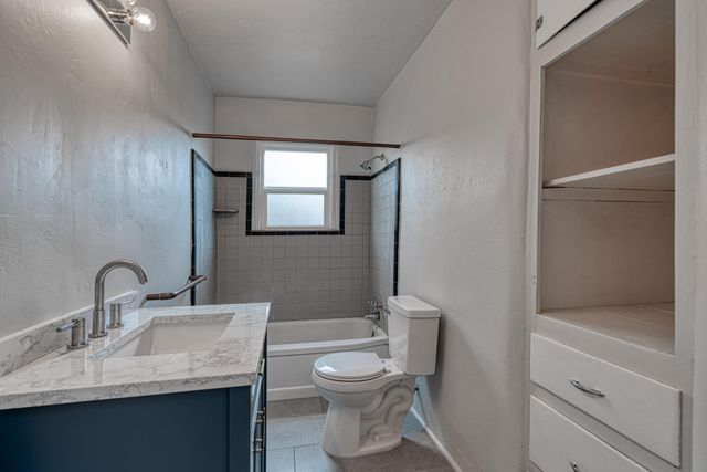 2204 7th Street NW, Albuquerque, NM 87102