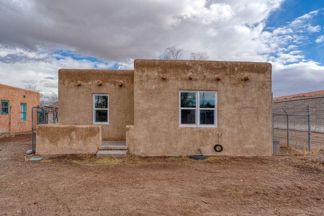 2204 7th Street NW, Albuquerque, NM 87102