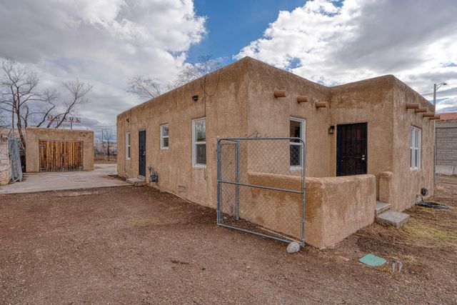 2204 7th Street NW, Albuquerque, NM 87102