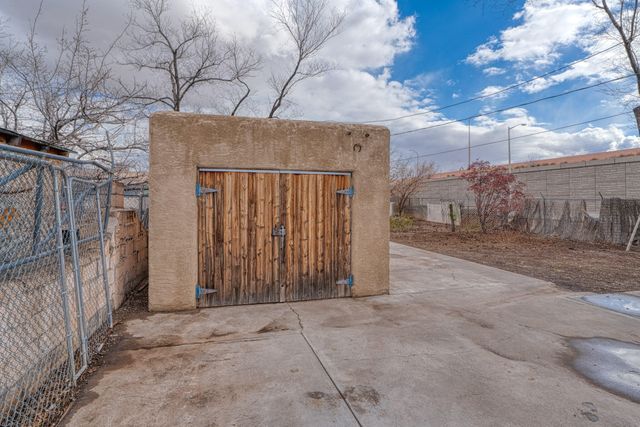 2204 7th Street NW, Albuquerque, NM 87102