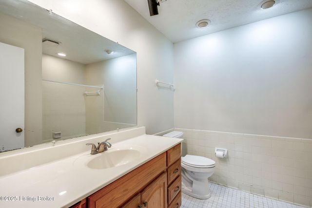 8133 Lake Ave APT B9, Louisville, KY 40222