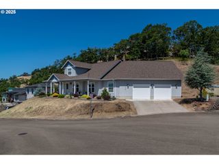 1926 WAREWOOD TERRACE Ct, Roseburg, OR 97471