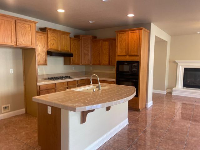 8747 Gessnger Dr, Elk Grove, CA 95624