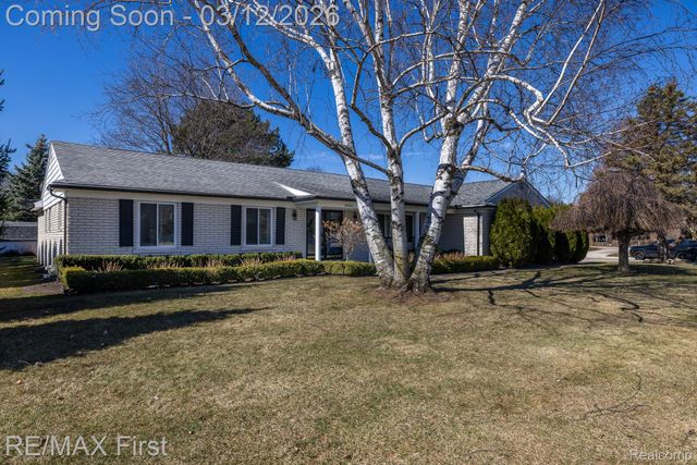 38621 Santa Barbara Street, Clinton Charter Township, MI 48036