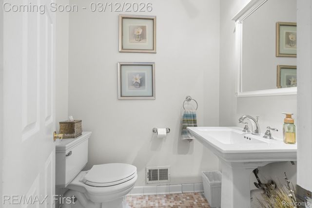 38621 Santa Barbara Street, Clinton Charter Township, MI 48036