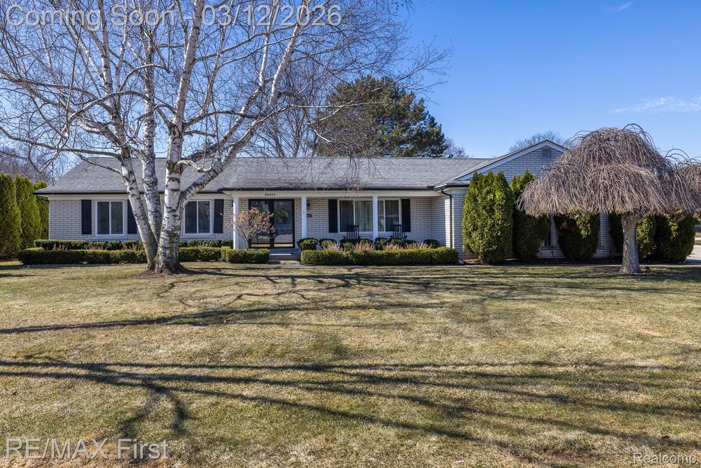 38621 Santa Barbara Street, Clinton Charter Township, MI 48036