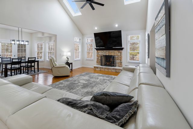 527 Ridgelawn Trail, Batavia, IL 60510