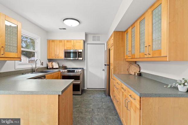 13124 PAVILION LN, Fairfax, VA 22033