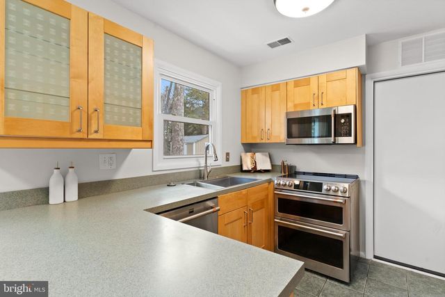 13124 PAVILION LN, Fairfax, VA 22033