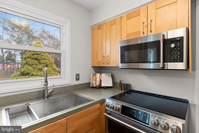 13124 PAVILION LN, Fairfax, VA 22033