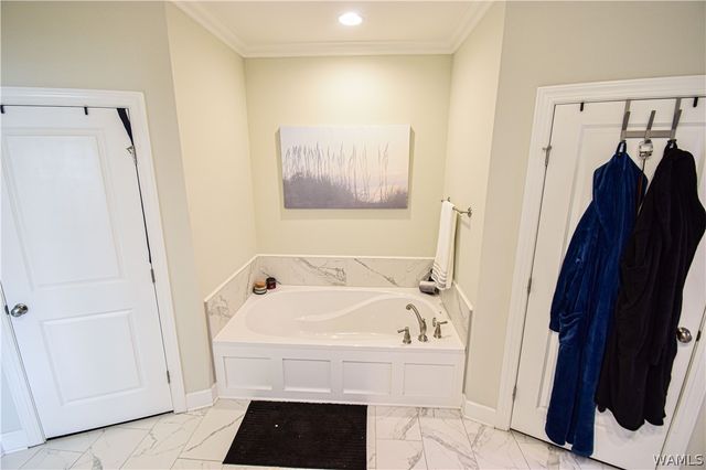 4 Forest Lake Drive, Tuscaloosa, AL 35401