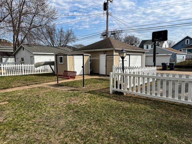 2126 Market STREET, La Crosse, WI 54601
