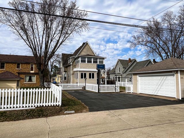 2126 Market STREET, La Crosse, WI 54601