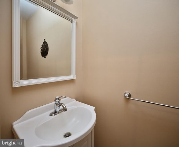 28 WOODBRIDGE DR, Doylestown, PA 18901