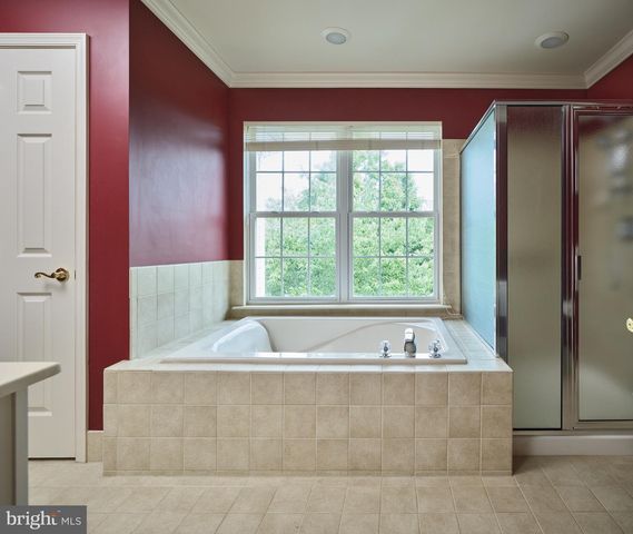28 WOODBRIDGE DR, Doylestown, PA 18901